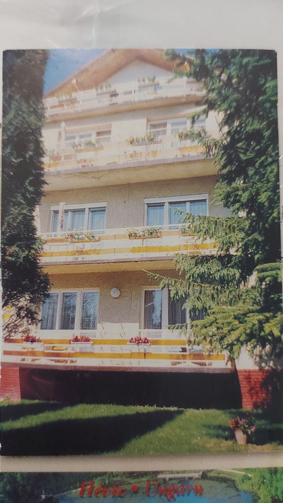 Hévíz csendes központhoz közeli részén két helyrajzi számon lévő ingatlan és apartman eladó